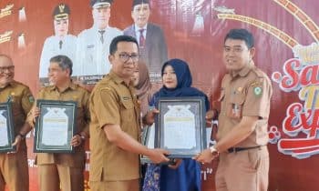 Plt Kadisdik Kotim, M Irfansyah kanan menerima penghargaan stand terinspiratif dalam Sampit Trade Expo, Selasa 12 Desember 2023.