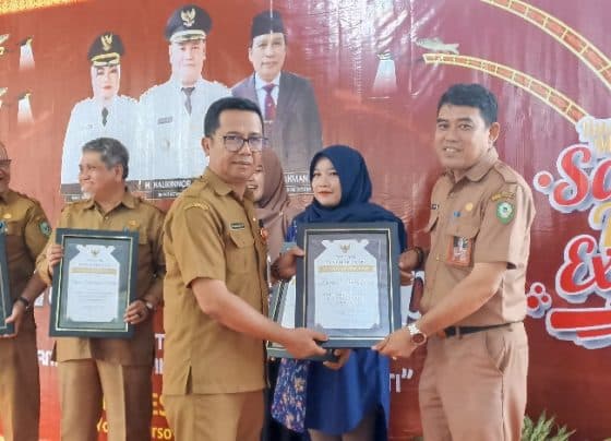 Plt Kadisdik Kotim, M Irfansyah kanan menerima penghargaan stand terinspiratif dalam Sampit Trade Expo, Selasa 12 Desember 2023.