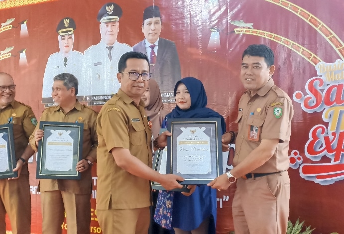 Disdik Kotim Raih Penghargaan Stand Terinspiratif Sampit Trade Expo