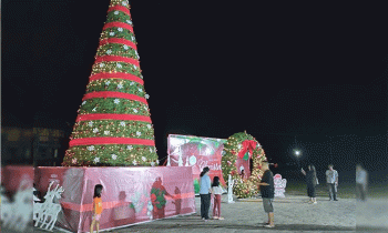 Pohon natal dan dekorasi di GOR Serbaguna Indoor Km 5 Palangka Raya.