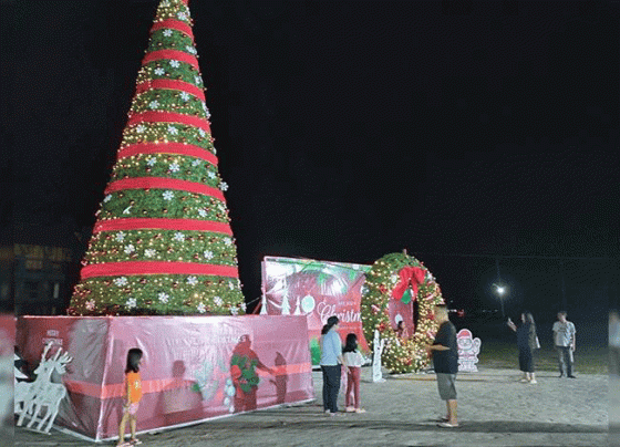 Pohon natal dan dekorasi di GOR Serbaguna Indoor Km 5 Palangka Raya.