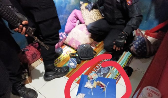 Polisi menggerebek salah satu kamar kos kosan diduga dijadikan pesta sabu.