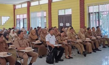Puluhan kepsek di Kotim menghadiri proses sertijab kepala sekolah di Aula BPG Sampit, Senin 11 Desember 2023.