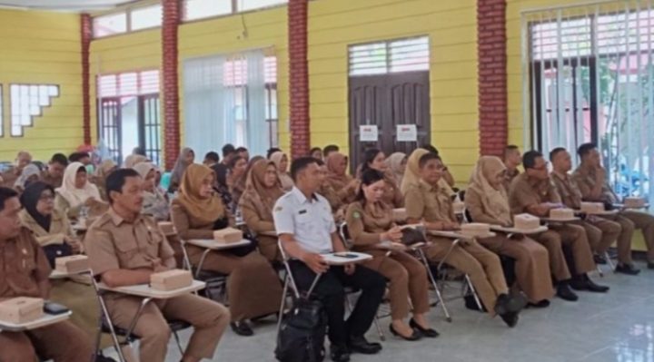 Puluhan kepsek di Kotim menghadiri proses sertijab kepala sekolah di Aula BPG Sampit, Senin 11 Desember 2023.