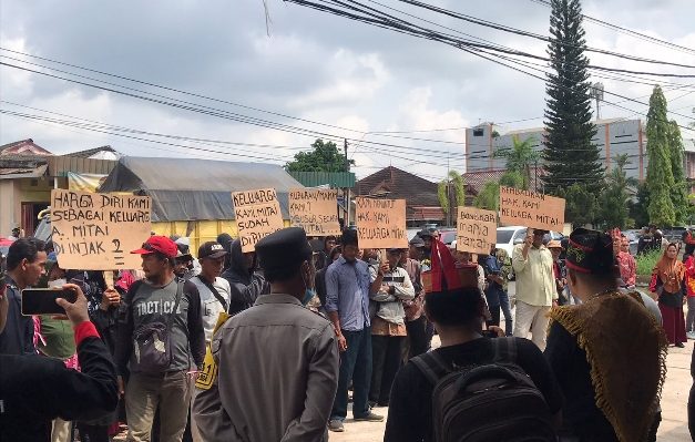 Ratusan massa dari Desa Parebok, Kecamatan Teluk Sampit, melalukan unjuk rasa di halaman Kantor PT BPP, Jalan Pelita Barat, Sampit, Senin (1812).