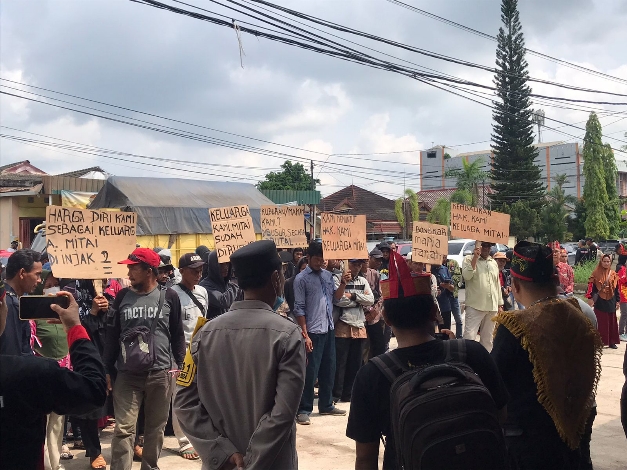 Lahan Makam Digusur, Ratusan Warga Parebok Geruduk Kantor Sawit di Sampit
