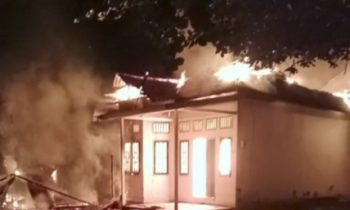 Rumah milik S di Desa Pelantaran saat dilahap api, Kamis (2112).