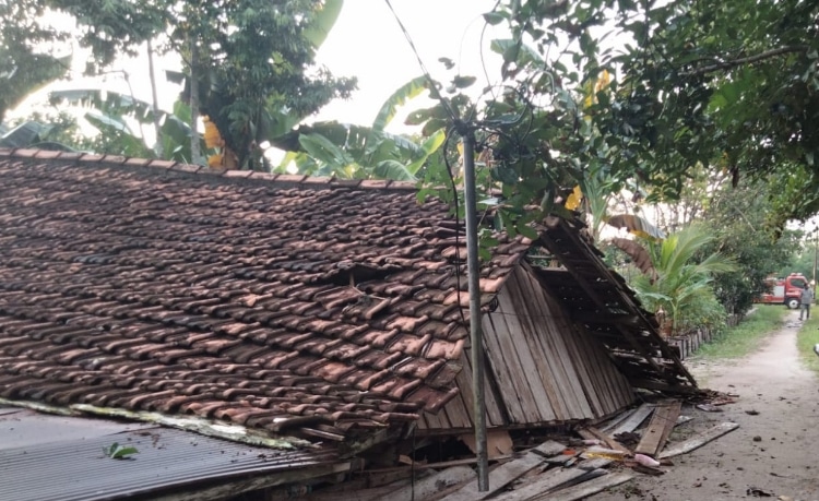 Rumah Runtuh Akibat Hujan Deras dan Angin Kencang, Begini Nasib Pemiliknya