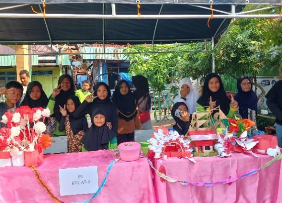 SD Islam Daruttaslim mengajarkan anak kewirausahaan sejak dini melalui kegiatan P5, Minggu, 17 Desember 2023