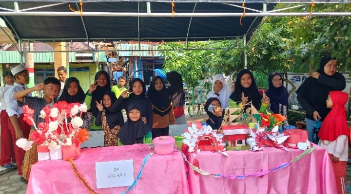 SD Islam Daruttaslim mengajarkan anak kewirausahaan sejak dini melalui kegiatan P5, Minggu, 17 Desember 2023