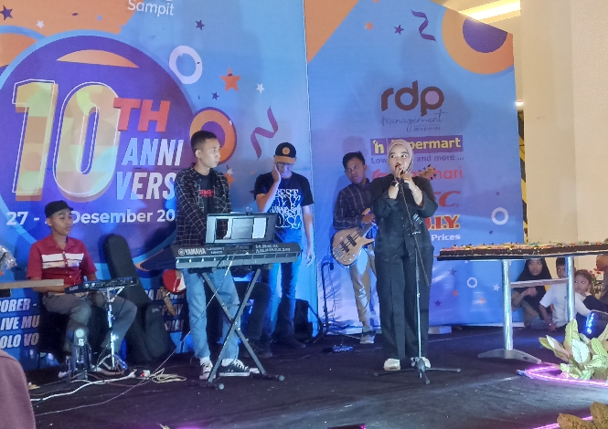 SLBN 1 Sampit Menampilkan Grup Band Musik di HUT Ke-10 Citimall Sampit