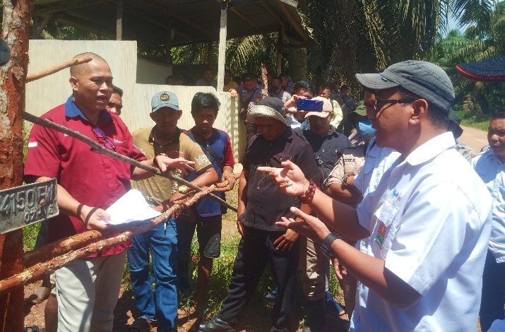 Tuntut Hak, Warga Desa Satiung Portal Jalan Kebun Sempat Ricuh