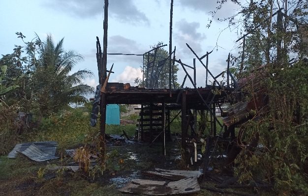 Sebuah Rumah Panggung di Jalan H. Ikap 3 Ludes Terbakar