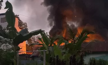 Sebuah gudang di Jalan Dewi Sartika, Kecamatan Mentawa Baru Ketapang terbakar, Kamis 14 Desember 2023.