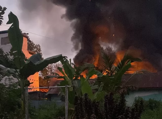 Sebuah Gudang di Jalan Dewi Sartika Terbakar