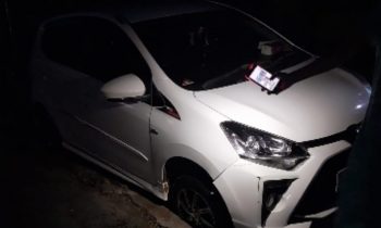 Sebuah mobil tersangkut di selokan di Jalan Tidar 4 Sampit, Jumat 29 Desember 2023