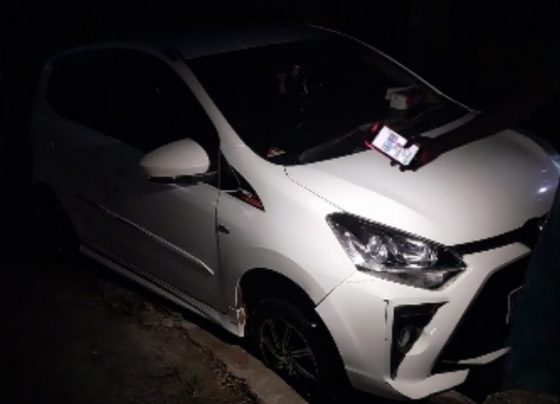 Sebuah mobil tersangkut di selokan di Jalan Tidar 4 Sampit, Jumat 29 Desember 2023