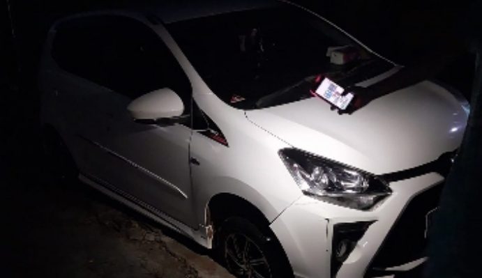 Sebuah mobil tersangkut di selokan di Jalan Tidar 4 Sampit, Jumat 29 Desember 2023