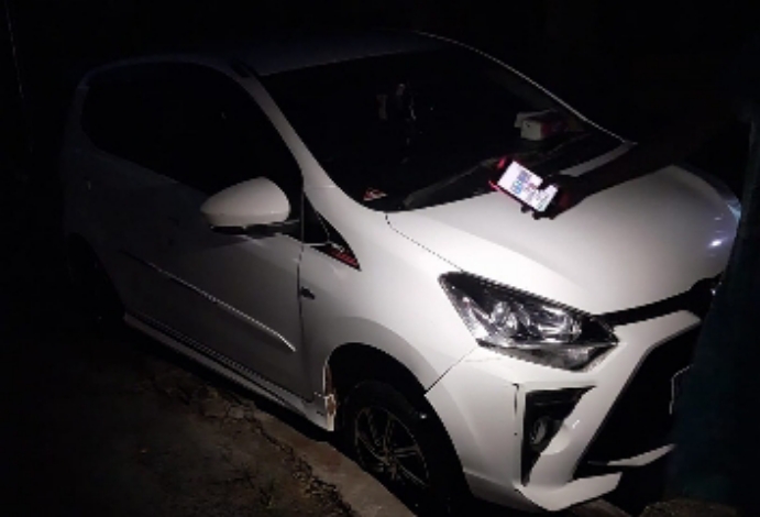 Sebuah Mobil Tersangkut di Selokan di Jalan Tidar 4 Sampit 