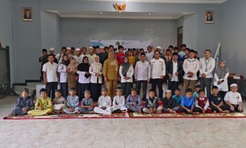 Sejumlah anak yang mengikuti khitanan masal berfoto bersama dengan pegawai Kementrian Agama Kotim, Senin, 11 Desember 2023.