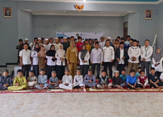 Sejumlah anak yang mengikuti khitanan masal berfoto bersama dengan pegawai Kementrian Agama Kotim, Senin, 11 Desember 2023.