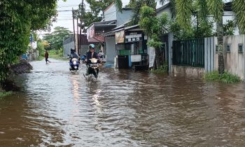 Sejumlah pengendara motor memaksakan diri melintas Japan Suprapto Selatan, Sampit, Kotim, yang dilanda banjir, Senin, 04 Desember 2023.