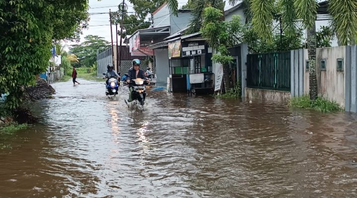 Sejumlah pengendara motor memaksakan diri melintas Japan Suprapto Selatan, Sampit, Kotim, yang dilanda banjir, Senin, 04 Desember 2023.