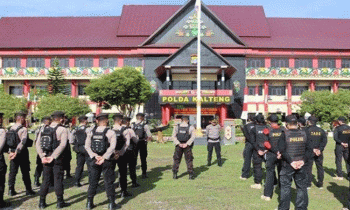 Sejumlah polisi sedang apel di Markas Polda Kalteng