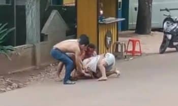 Sejumlah warga saat berupaya melerai aksi perkelahian yang terjadi di Kecamatan Parenggean, Selasa, 12 Desember 2023.