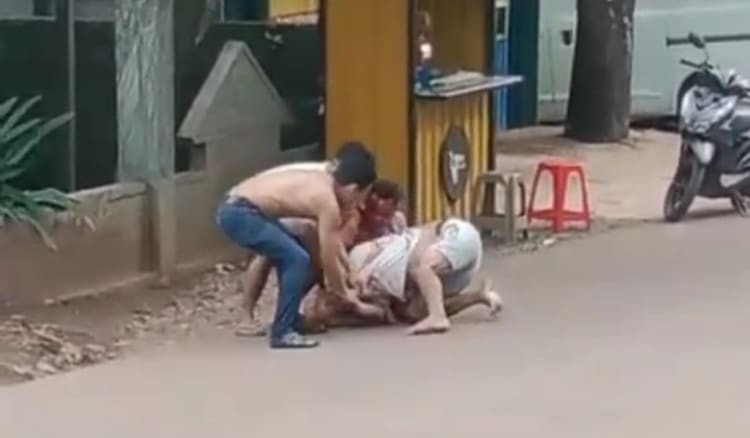 Dua Pria di Parenggean Saling Bacok hingga Berlumuran Darah 
