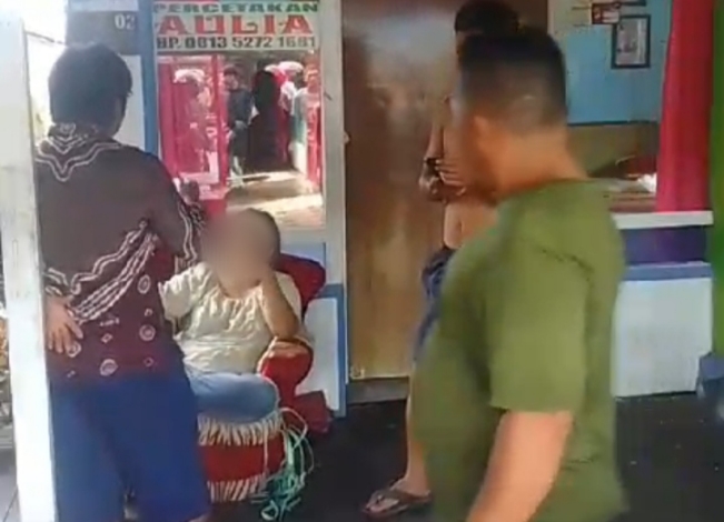 Wanita Muda di Sampit Ngamuk, Pecah Kaca Toko dan Jok Motor Warga Pakai Parang