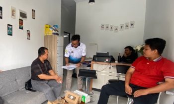 Sekretaris DPRD Murung Raya, Andri Raya (duduk baju kaus hitam) saat berkunjung ke Kantor Berita Catatan.co.id Kamis, 7 Desember 2023