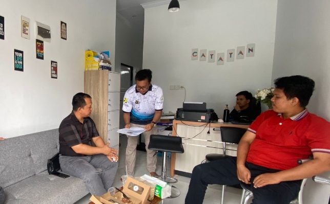 Sekretaris DPRD Murung Raya, Andri Raya (duduk baju kaus hitam) saat berkunjung ke Kantor Berita Catatan.co.id Kamis, 7 Desember 2023