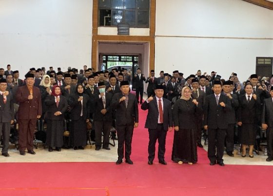 Seluruh pegawai di Pemkab Kotim saat berfoto bersama saat setelah pelantikan pejabat di Gedung Serbaguna Sampit, Jumat, 1 Desember 2023