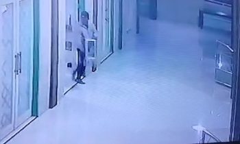 Seorang pencuri kotak amal Masjid Ikhwanul Muhajirin, Sampit terekam kamera pengawas saat beraksi.