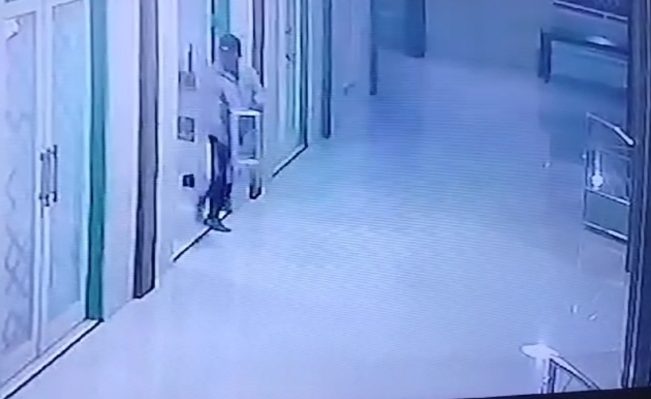 Seorang pencuri kotak amal Masjid Ikhwanul Muhajirin, Sampit terekam kamera pengawas saat beraksi.