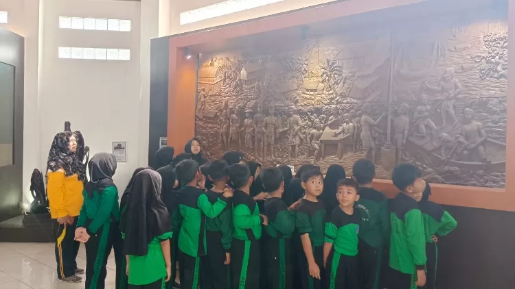 Siswa-siswi SDN 5 Baamang Hilir Kunjungi Museum Kayu Sampit