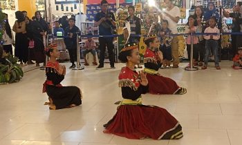 Siswi SLBN 3 Sampit menampilkan pertunjukkan Seni Tari di HUT ke 10 Citimall Sampit, Sabtu 30 Desember 2023