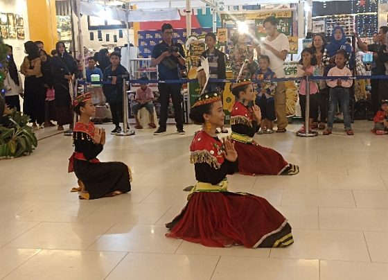 Siswi SLBN 3 Sampit menampilkan pertunjukkan Seni Tari di HUT ke 10 Citimall Sampit, Sabtu 30 Desember 2023