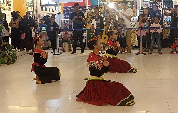 Siswi SLBN 3 Sampit menampilkan pertunjukkan Seni Tari di HUT ke 10 Citimall Sampit, Sabtu 30 Desember 2023