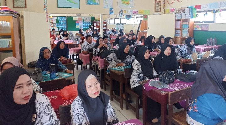Suasana pelatihan di mana para guru di Sampit mulai dikenalkan dengan pemanfaatan AI guna menghadapi Era Society 5.0, Sabtu 2 Desember 2023