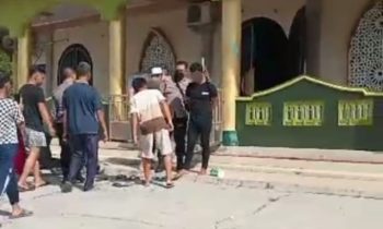 Tersangka penfurian kotak amak di Jalan Tidar Sampit (baju hitam) saat diamankan pihak kepolisian.