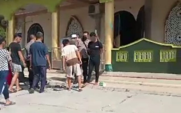 Tersangka penfurian kotak amak di Jalan Tidar Sampit (baju hitam) saat diamankan pihak kepolisian.