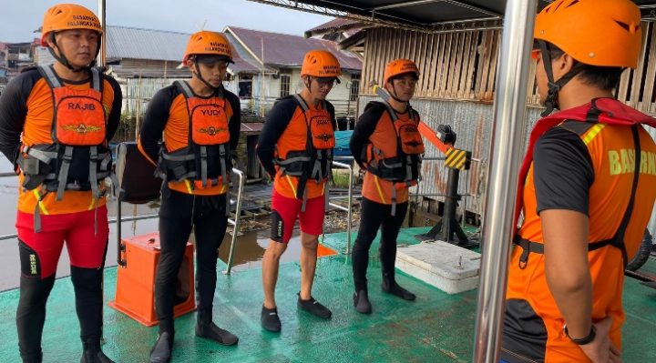 Tim Basarnas Palangka Raya saat akan melakukan pencarian.