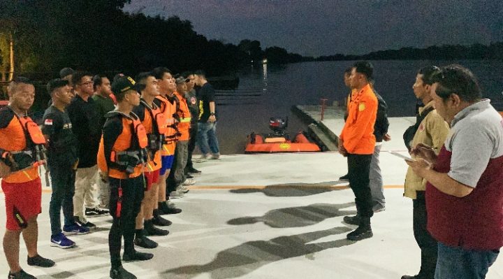 Tim SAR gabungan apel pembubaran personel usai menemukan korban perahu terbalik.