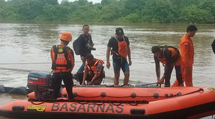 Tim SAR gabungan terus berupaya melakukan pencarian korban hilang diduga tenggelam di DAS Kahayan.