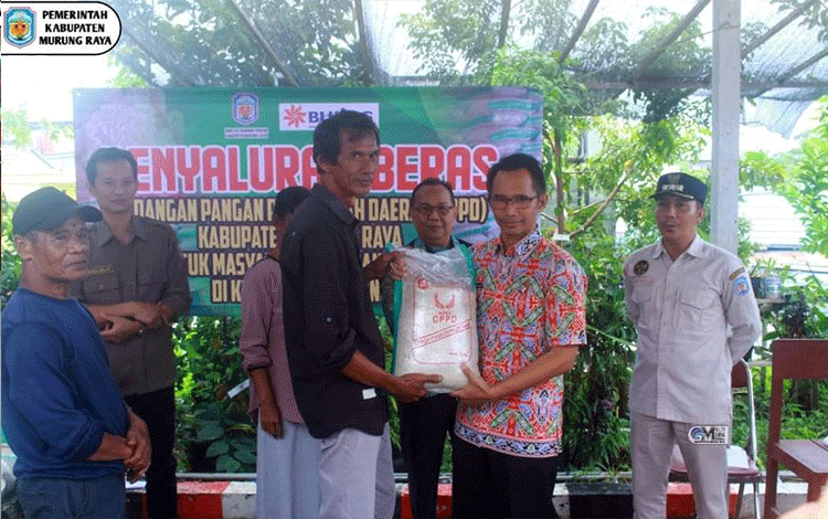 Pemkab Mura Serahkan Bantuan Korban Banjir