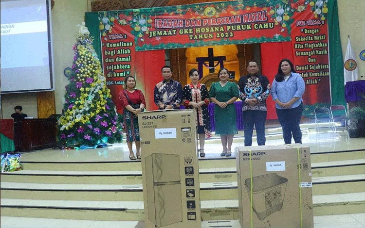 Pj Bupati Mura Hadiri Perayaan Natal Jemaat GKE Hosana Puruk Cahu