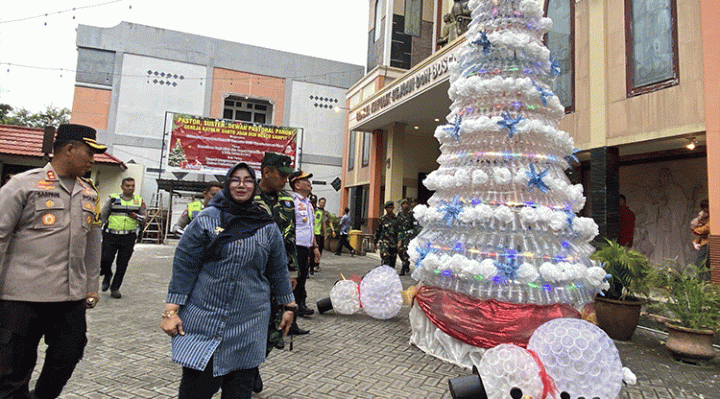 Wabup Kotim Irawati saat melakukan patroli di Gereja Don Bosco bersama tim gabungan, Minggu, 24 Desember 2023.