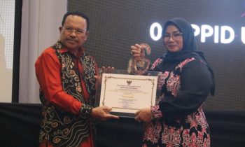 Wabup Kotim Irawati saat menerima penghargaan Anugerah 3 Besar Keterbukaan Informasi Publik di Palangka Raya, Senin, 11 Desember 2023